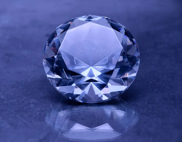 Bersihkan Diamond Gemstone Pada Permukaan Batu Abu Abu Mengkilap — Stok Foto
