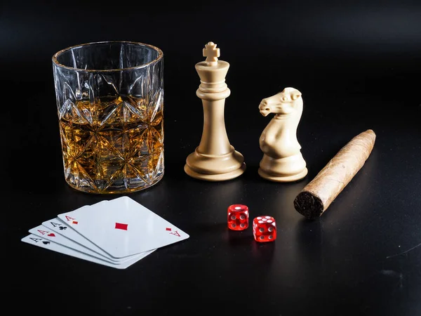 Vrije Tijd Lifestyle Met Gaming Gokken Drinken Roken Zwarte Achtergrond — Stockfoto