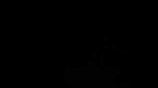 Летит брюссельская капуста на черном фоне в замедленном темпе — стоковое видео