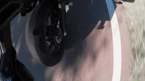 Uma perspectiva de roda de motocicleta no verão na estrada — Vídeo de Stock