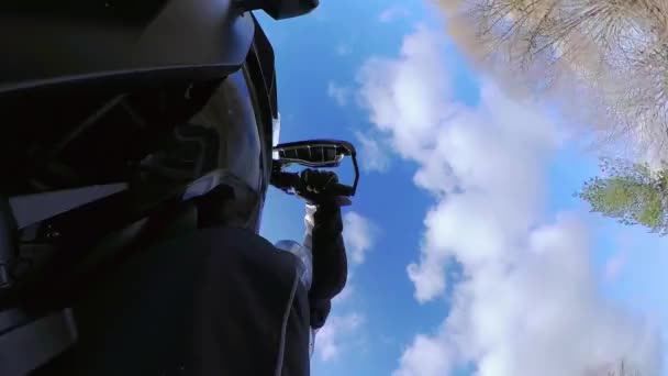 Ongebruikelijke gezichtshoek van de motorfiets rijden op de weg — Stockvideo
