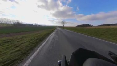 Yoldaki motosikletin alışılmadık görüş açısı.