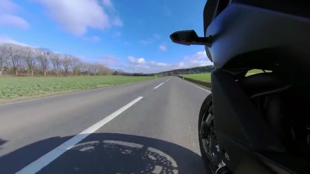 Nietypowy kąt widzenia z motocykla jazdy po drodze — Wideo stockowe