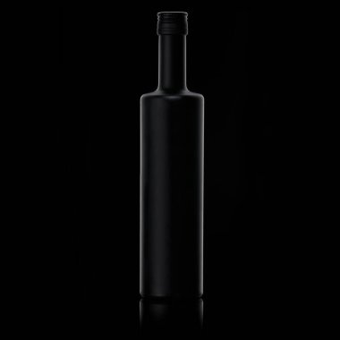 Siyah arka planda hafif kenarlı siyah bir şişe..