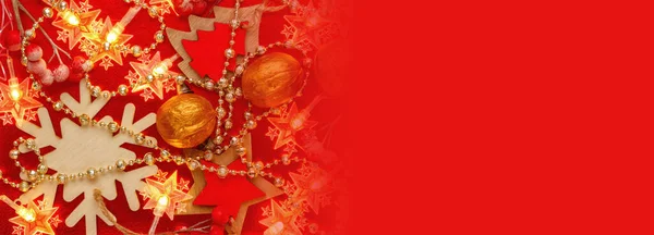 Banner Fundo Vermelho Dourado Com Decorações Natal Guirlandas Padrão Natal — Fotografia de Stock