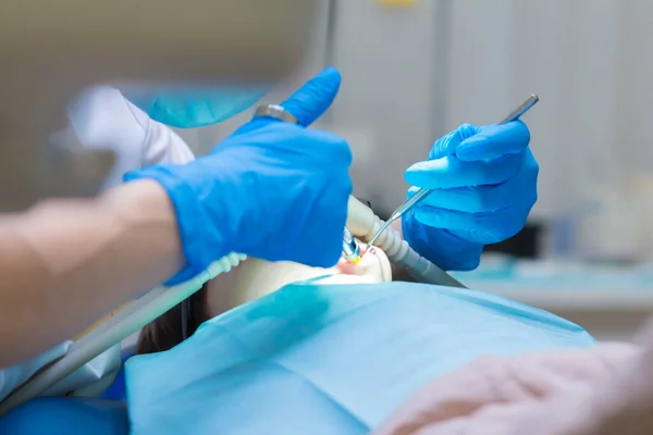 Odontología Niña Recibiendo Sedación Por Inhalación Mientras Recibe Tratamiento Dental — Foto de Stock