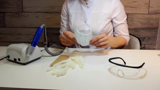 Professionelle Maniküre Setzt Eine Schutzmaske Auf Vorbereitung Auf Kundendienst Nagelkosmetiksalon — Stockvideo