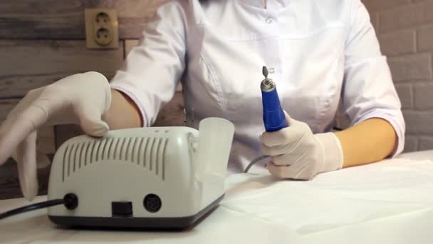 Profesionální Manikérka Lékařských Ochranných Bílých Rukavicích Zapíná Vrták Nehty Salonu — Stock video