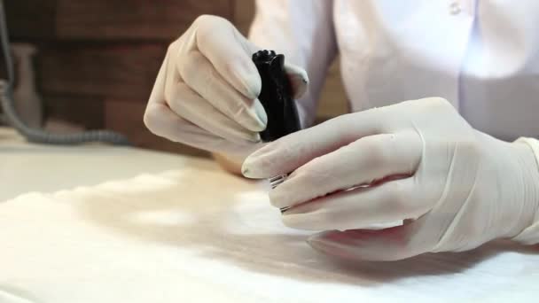Een Professionele Manicure Verwijdert Een Nagelborstel Uit Een Fles Nagellak — Stockvideo