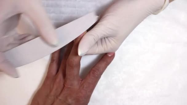 Manicure Vormt Nagels Met Een Nagelvijl Het Proces Van Nagelverzorging — Stockvideo