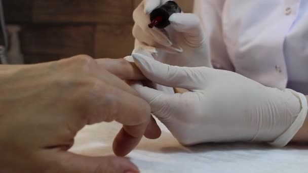 Close Uma Manicure Mãos Pintando Unhas Femininas Com Esmalte Goma — Vídeo de Stock