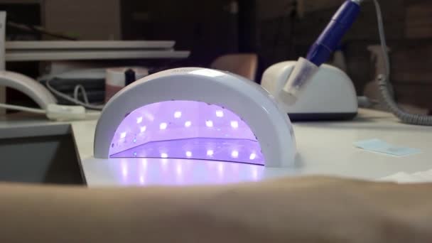 Klientka Nehtového Studia Vloží Ruku Nalakovanými Nehty Speciální Ultrafialové Lampy — Stock video
