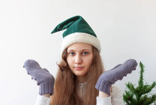 The girl in the elfs hat spread her arms to the sides — Stock Photo, Image