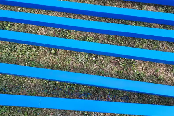 Rectangular Azul Pintado Tubos Metal Quintal Materiais Construção Foto Horizontal — Fotografia de Stock