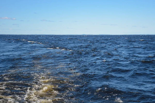 Eau Bleue Lac Avec Petites Vagues Mousse Blanche Ciel Clair — Photo