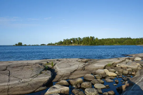 Klar Himmel Blått Vatten Och Stenar Från Gabbrodiabas Vid Ladogasjön — Stockfoto