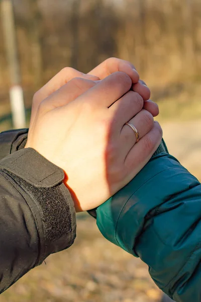 Liebendes Paar Händchen Haltend Vertikales Foto Von Mann Und Frau — Stockfoto