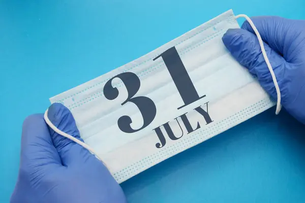 Iulie Ziua Lunii Medicul Deține Mască Antivirus Mănuși Medicale Albastre — Fotografie, imagine de stoc
