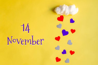 Ayın 14 Kasım günü, sarı arka planda beyaz pamuk bulutundan renkli kalpler yağar. Sevgililer Günü, aşk ve düğün konsepti