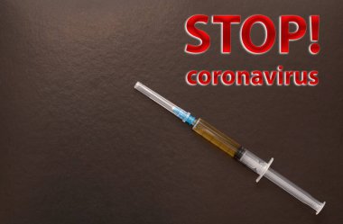 Koronavirüsü durdur. Açık siyah zemin üzerinde ilaç olan bir şırınga. Boşluğu kopyala