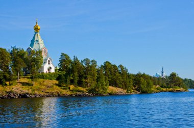 Valaam adasındaki Nikolsky skeci Ladoga gölünden görüldü. Hac ve tatil konsepti, yatay fotoğraf