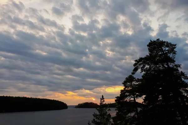 Λυκόφως Πάνω Από Νησιά Στη Λίμνη Ηλιοβασίλεμα Πυκνά Σύννεφα Έννοια — Φωτογραφία Αρχείου