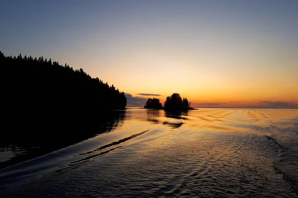 Coucher Soleil Sur Lac Ladoga Silhouettes Îles Avec Une Forêt — Photo