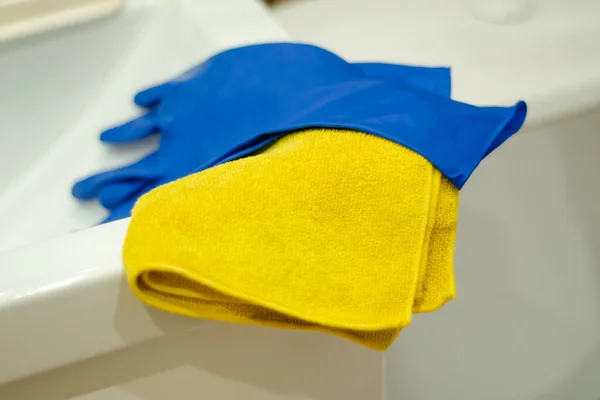 Желтая Тряпка Голубые Перчатки Лежат Белой Раковине Концепция Очистки — стоковое фото