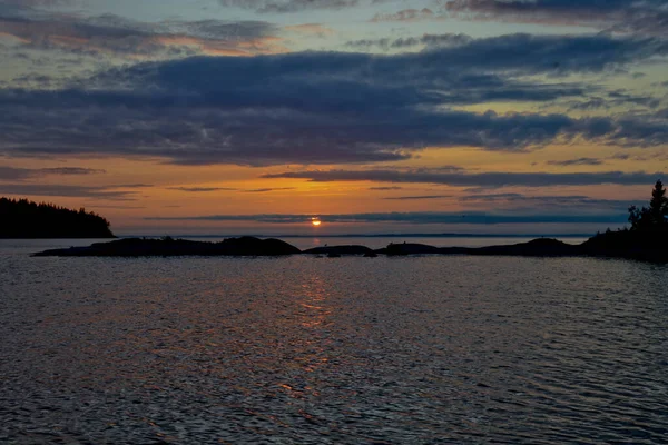 Güneş Ufukta Batıyor Gölün Üzerinde Güzel Bir Gün Batımı Mavi — Stok fotoğraf