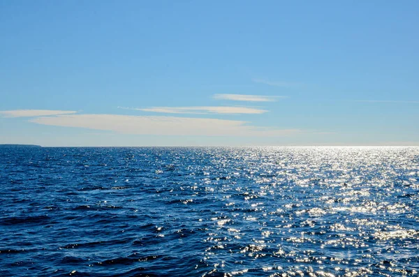 Blått Glittrande Vatten Ladogasjön Små Vågor Blå Himmel Med Moln — Stockfoto