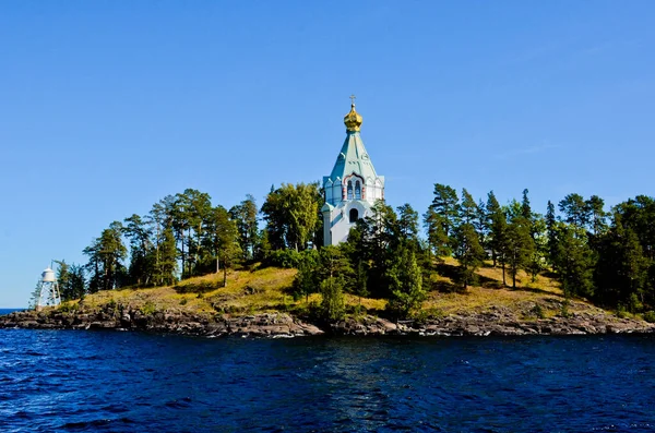 Güneşli bir günde Karelia 'daki Valaam Ortodoks Dönüşüm Manastırı Aziz Nicholas Manastırı.