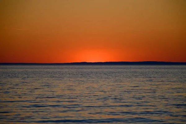 Heldere Zonsondergang Boven Het Meer Rood Oranje Zonsondergang Donker Water — Stockfoto