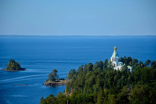 Karelia 'daki Ladoga Gölü' ndeki Aziz Niklas Manastırı, Valaam Dönüşüm Manastırı. Açık bir gün, mavi gökyüzü ve mavi su. Yukarıdan yatay fotoğraf.