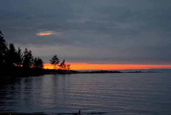 在一个多云的夜晚 湖面上的夕阳西下 — 图库照片