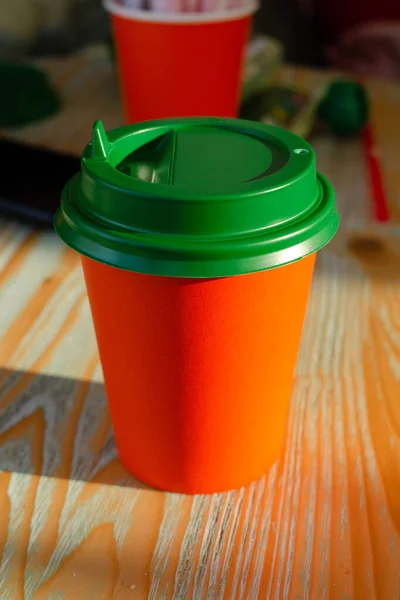 Una Taza Papel Rojo Con Caliente Café Está Sobre Mesa — Foto de Stock