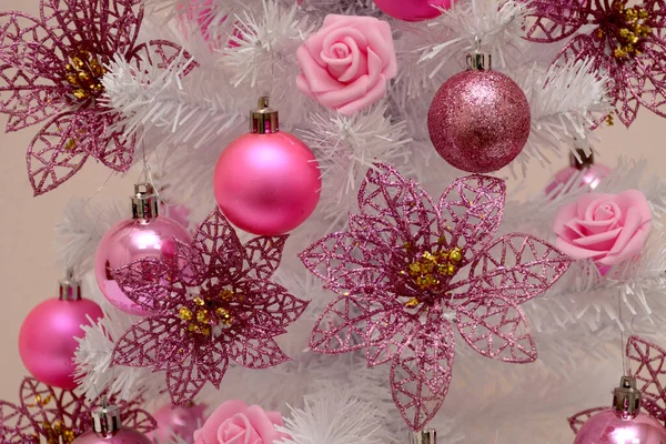 Λευκό Χριστουγεννιάτικο Δέντρο Είναι Διακοσμημένο Ροζ Μπάλες Και Λουλούδια Πρωτότυπες — Φωτογραφία Αρχείου