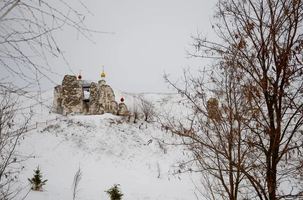 Rusya 'nın Voronezh bölgesindeki Kostomarovsky Spassky manastırı. Tebeşir mağaralarında antik manastır