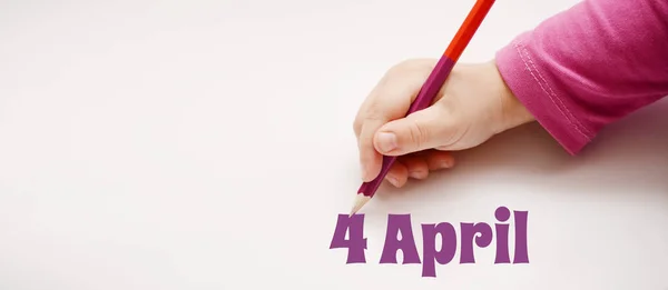 Hand Van Een Kind Schrijft April Lila Potlood Banner Met — Stockfoto