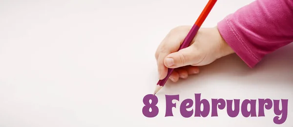 Ett Barns Hand Skriver Den Februari Med Lila Penna Banner — Stockfoto