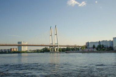 Modern yol Vantovyi köprüsü nehrin karşısında. Yaz yolculuğu konsepti