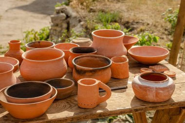 Yiyecek depolamak ve hazırlamak için toprak malzemesi satışı. Pazar ve mutfak ürünleri kavramı