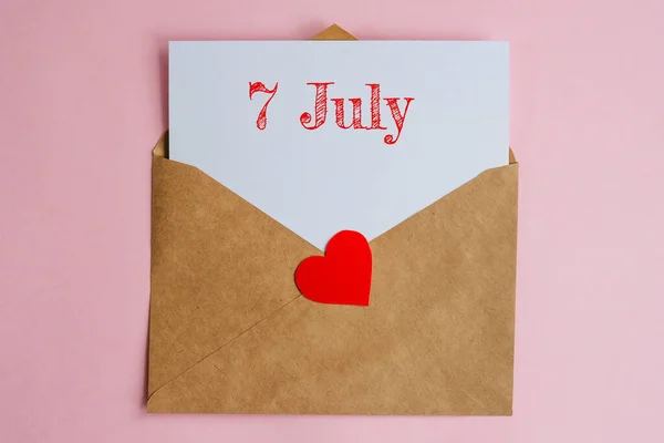 Φάκελος Κραφτ Λευκό Χαρτί Και Ημερομηνία Ιουλίου Κόκκινη Καρδιά Επίπεδη — Φωτογραφία Αρχείου
