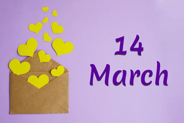 Leylak Arka Planında Sarı Kalpler Olan Kahverengi Zarf Yazı Mart — Stok fotoğraf