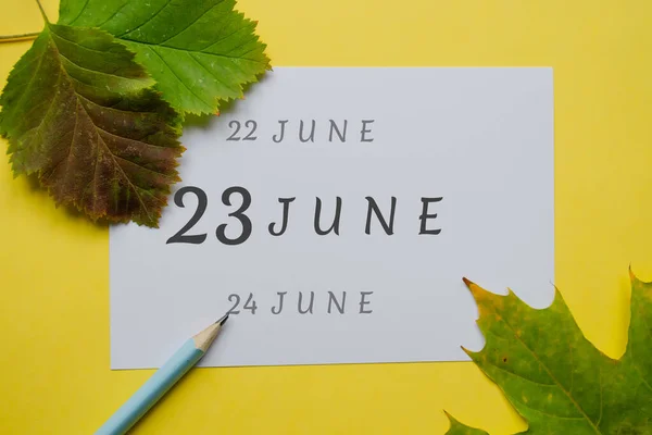 Juni Tag Des Monats Auf Einem Weißen Blatt Und Daten — Stockfoto