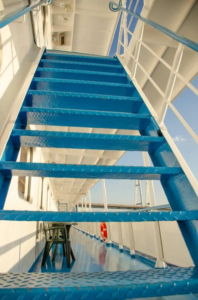 Verticale Foto Van Blauwe Trap Het Dek Van Een Cruiseschip — Stockfoto