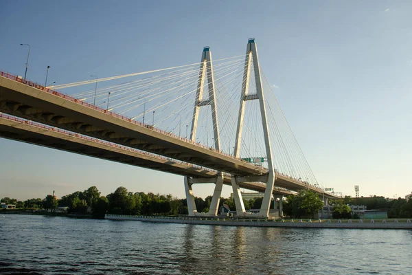 Σύγχρονη Οδό Vantovyi Γέφυρα Κατά Μήκος Του Ποταμού Καλοκαιρινά Ταξίδια — Φωτογραφία Αρχείου
