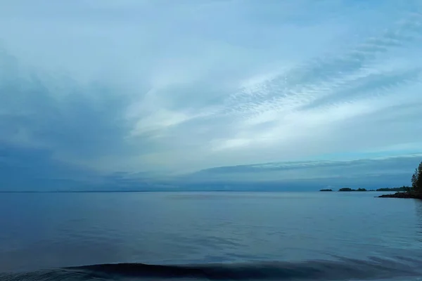 穏やかな湖の上に灰色の曇りの空 休暇と旅行のコンセプト — ストック写真