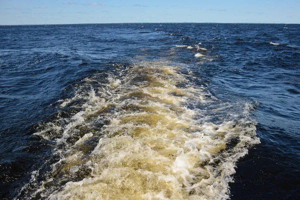 Блакитна Вода Озера Хвилями Білою Піною Човна Чисте Небо Горизонті — стокове фото