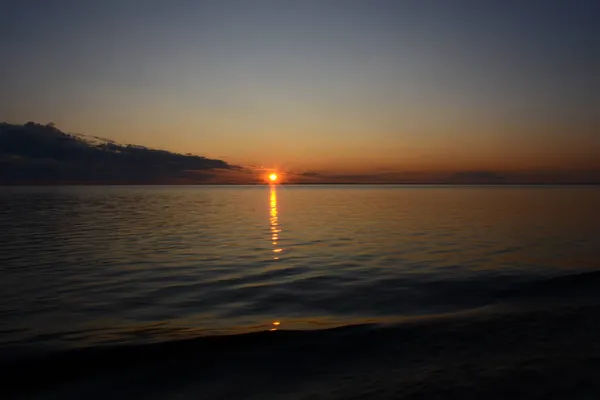 Prachtige Zonsondergang Schemerlucht Boven Het Meer Zon Gaat Onder Horizon — Stockfoto