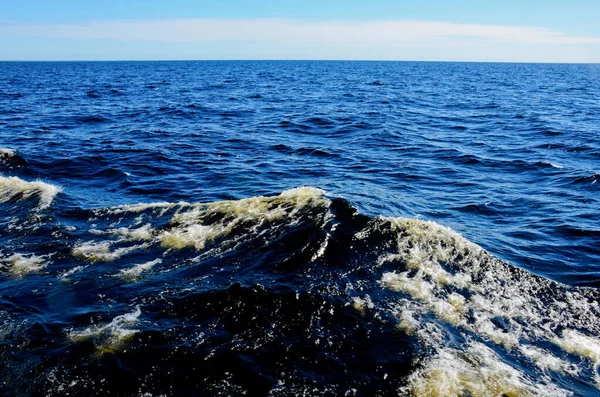 Eau Bleue Lac Onde Avec Mousse Ciel Bleu Horizon — Photo